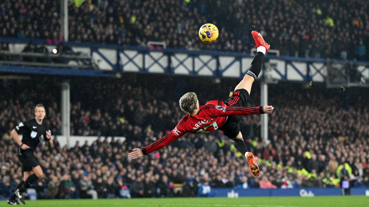 Alejandro Garnacho i jego przepiękne trafienie w meczu z Evertonem (fot. Getty)