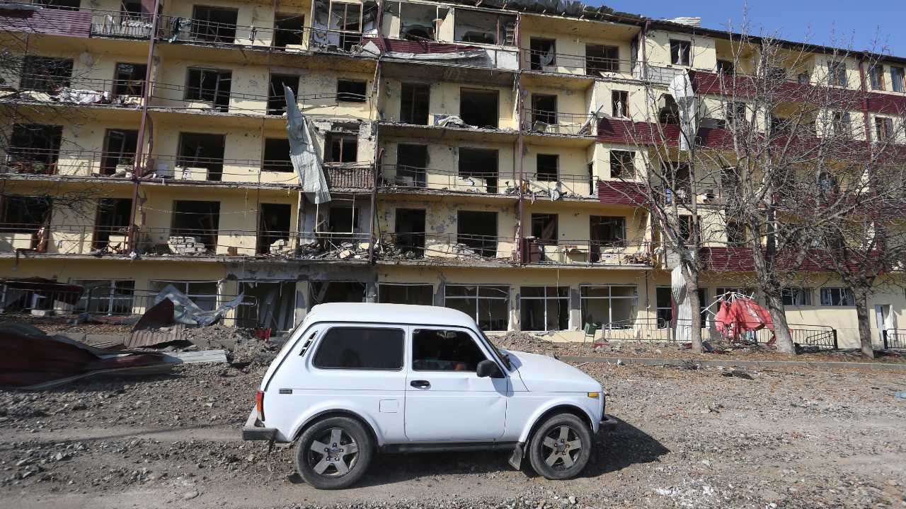 Armenia, Azerbejdżan i Rosja podpisały porozumienie o przerwaniu ognia (fot. PAP/EPA/HAYK BAGHDASARYAN /PHOTOLURE) Armenia, Azerbejdżan i Rosja podpisały porozumienie o przerwaniu ognia (fot. PAP/EPA/HAYK BAGHDASARYAN /PHOTOLURE)