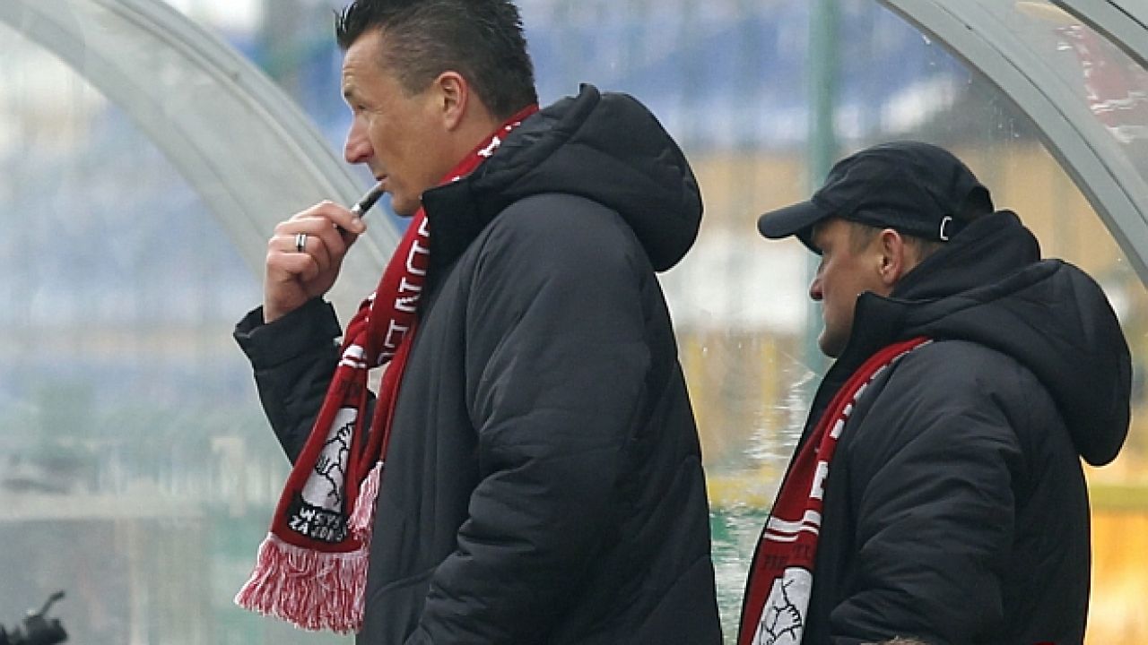 Tomasz Hajto i jego e-fajeczka (fot. PAP/Andrzej Grygiel)