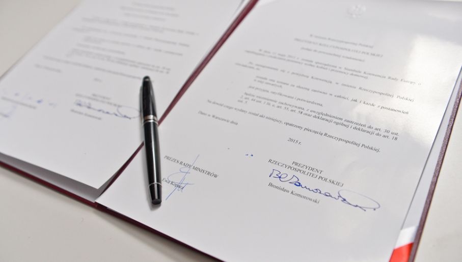 Prezydent Bronisław Komorowski ratyfikował konwencję Rady Europy o zapobieganiu i zwalczaniu przemocy wobec kobiet i przemocy domowej (fot. PAP/Marcin Obara)