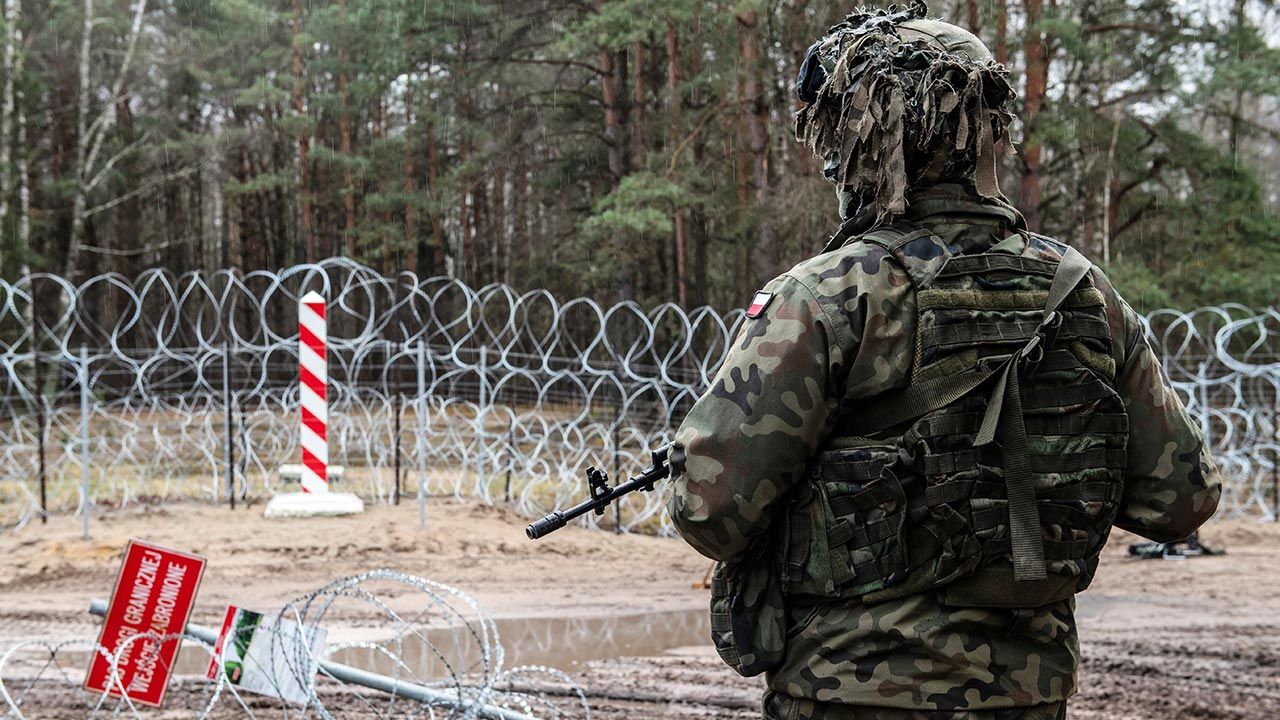 Służby białoruskie uszkodziły zaporę z drutu (fot. PAP/Wojtek Jargiło)