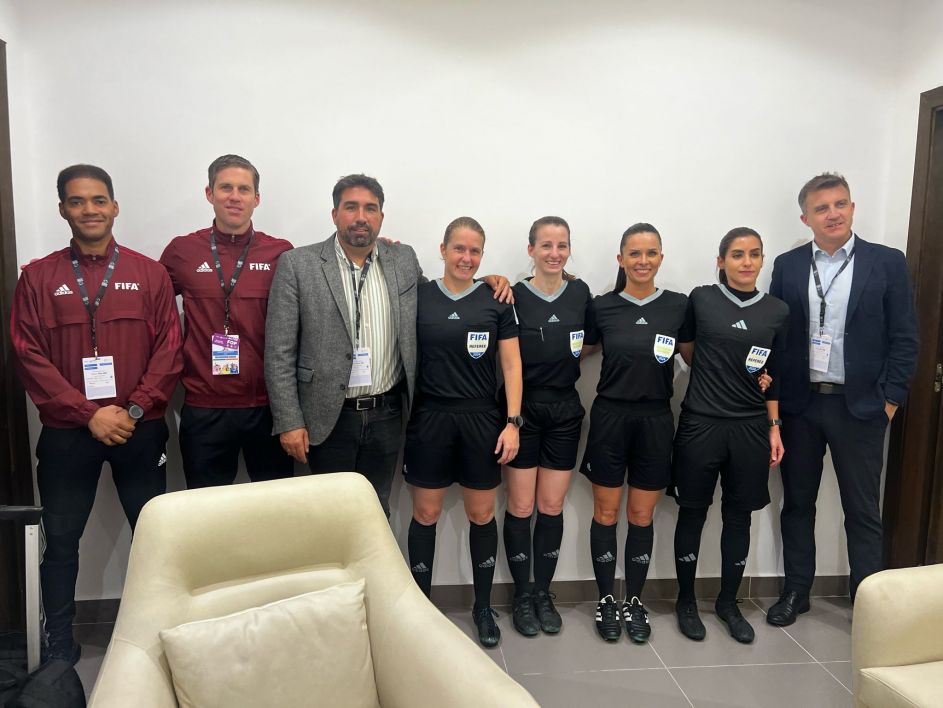 Paulina Baranowska szczęśliwa razem z sędziami ze Szwajcarii, sędzią techniczną z Arabii Saudyjskiej i szwajcarskim szefem saudyjskich sędziów – Manuelem Navarro (fot. archiwum prywatne Pauliny Baranowskiej)