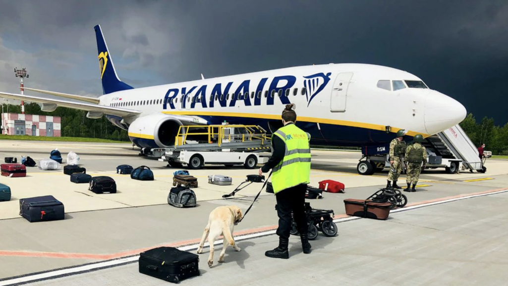 Экстренная посадка самолета «Ryanair» (Фота: AFP)
