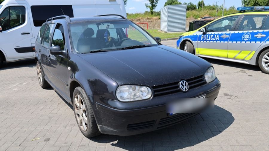 W aucie mundurowi ujawnili woreczki strunowe z metamfetaminą i marihuaną, co ujawniło badanie (fot. policja)