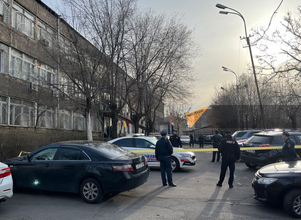 Ачапленне перад будынкам аддзелу паліцыі ў ерэванскім раёне Нор-Норк. (Фота: SputnikARM / Telegram)