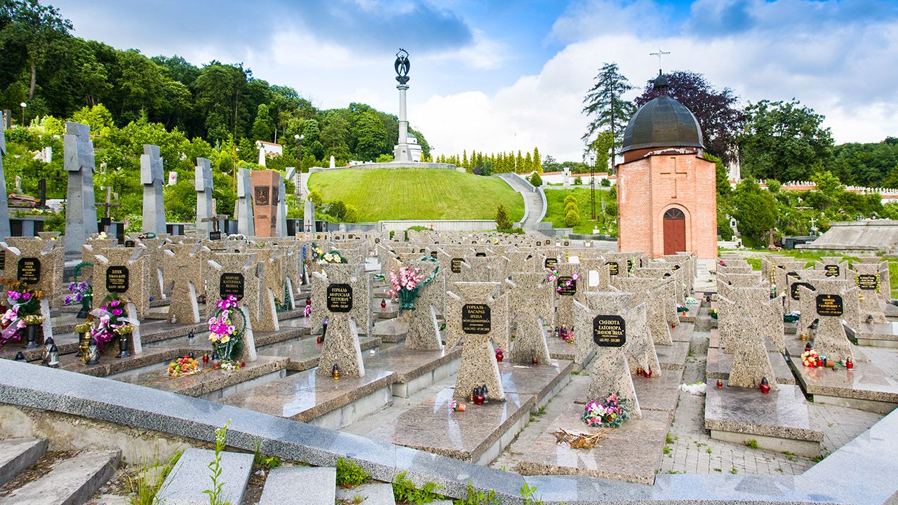 Obecnie posągi są zasłonięte płytami paździerzowymi (fot. Shutterstock/Irina Papoyan) Obecnie posągi są zasłonięte płytami paździerzowymi (fot. Shutterstock/Irina Papoyan)
