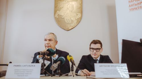 Кіраўнік НАУ Павел Латушка і спікер Каардынацыйнай рады Арцём Брухан падчас прэс-канферэнцыі. Варшава, Польшча. 31 ліпеня 2025 года. Фота: Рауль Дзюк / Белсат