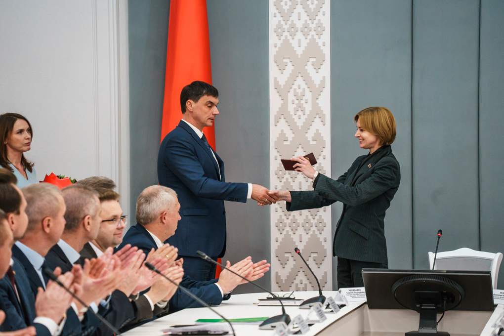 Першая намесніца кіраўніка адміністрацыі прэзідэнта РБ віншуе Сяргея Налівайку з уступленнем на пасаду памочніка прэзідэнта РБ – інспектара па Магілёўскай вобласці. 4 снежня 2024 года. Фота: mogilev-region.gov.by