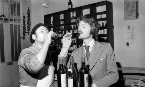 24 maja 1976 roku cabernet sauvignon Warrena Winiarskiego – S.LV. 1973, podczas najsłynniejszej w historii Degustacji Paryskiej zorganizowanej w Paryżu przez Brytyjczyka Stevena Spurriera (na zdjęciu w swojej paryskiej „akademii wina”, 1975 rok) z okazji 200-lecia Stanów Zjednoczonych, zostało wybrane najlepszym winem czerwonym. Pokonało m.in. bordoskich gigantów Château Mouton Rothschild 1970 i Château Haut-Brion 1970. Fot. WATFORD/Mirrorpix/Mirrorpix via Getty Images