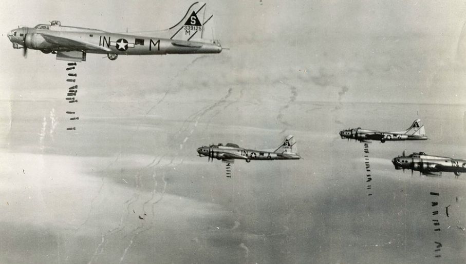 Pilotując m.in. B-17 Latające Fortece, Trimble wrócił cało z 25 misji bojowych (fot. USAAF)