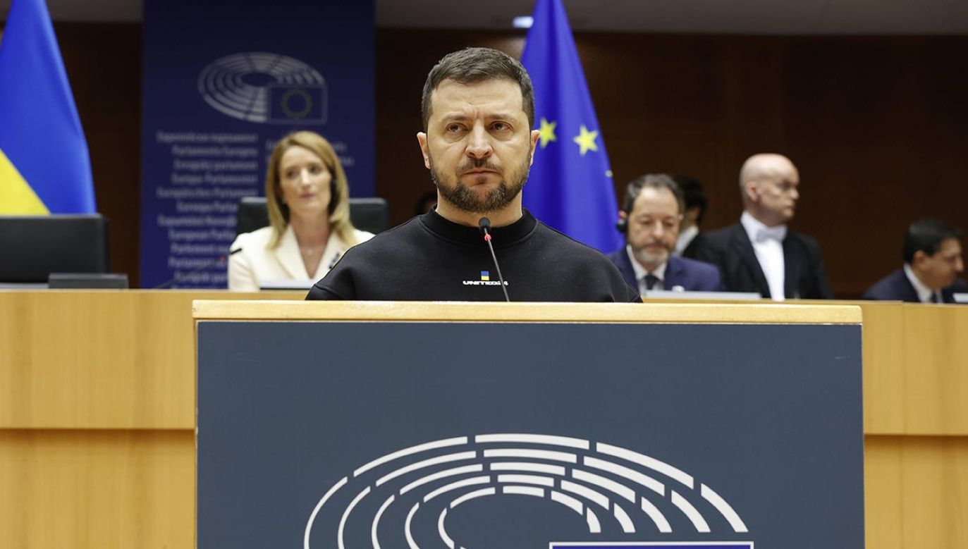 Wołodymyr Zełenski przywitany w PE przez Robertę Metsolę (fot. PAP/EPA/JULIEN WARNAND)