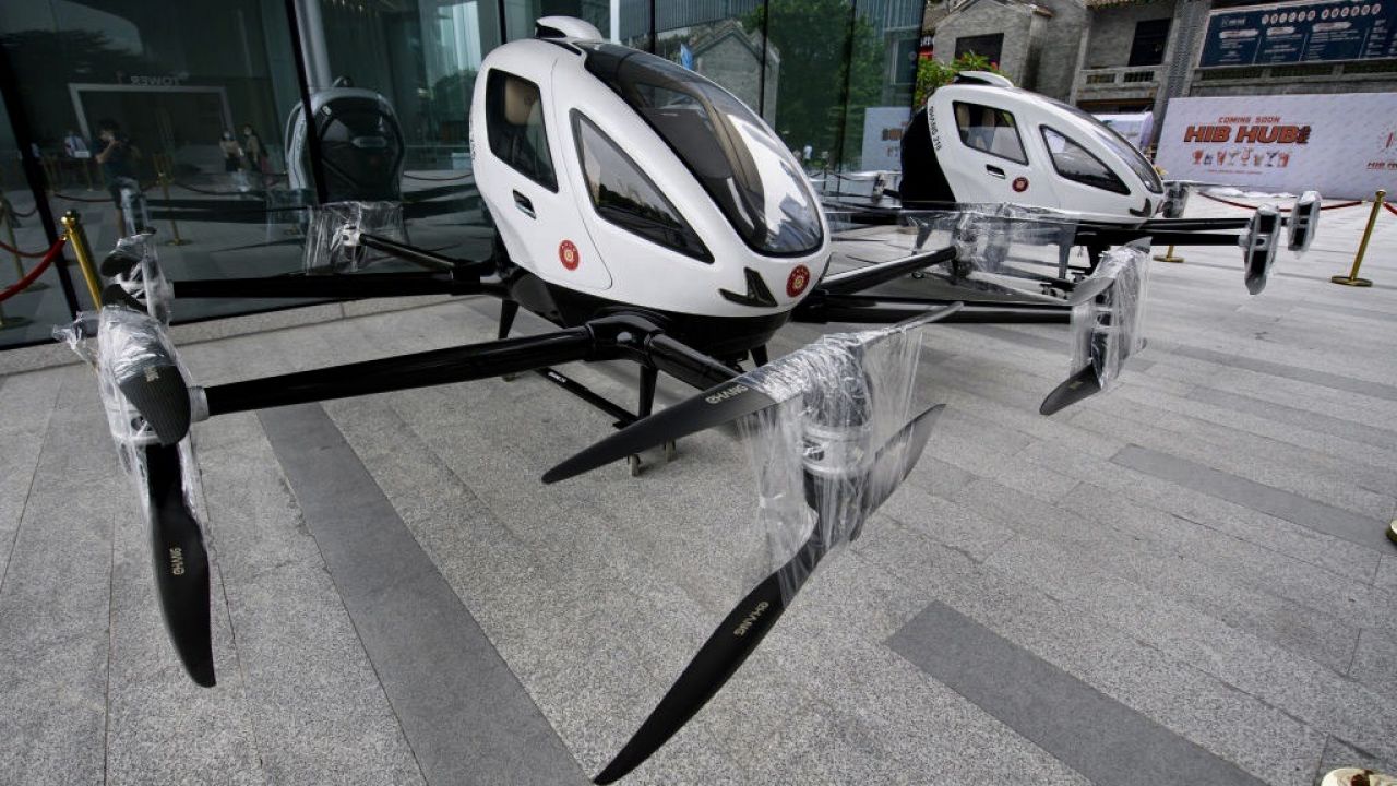 Pojazd eHang 216 reklamowany jest jako pierwszy pasażerski dron (fot. Stringer/Anadolu Agency via Getty Images)