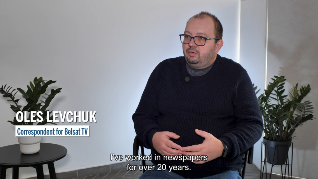 Журналіст “Белсату” Алесь Ляўчук у фільме «Наша цудоўнае мінулае: захоп СМІ і журналістыка ў выгнанні». (Фота: скрыншот з фільма)