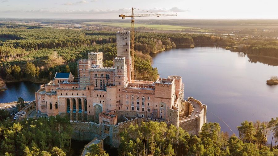 The largest castle to be built in Europe for over 100 years has been heavily criticized. Photo: Wikicommons/Archsz