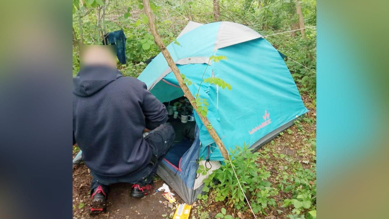 Poszukiwany ukrywał się w namiocie w gęstych zaroślach (fot. Policja)