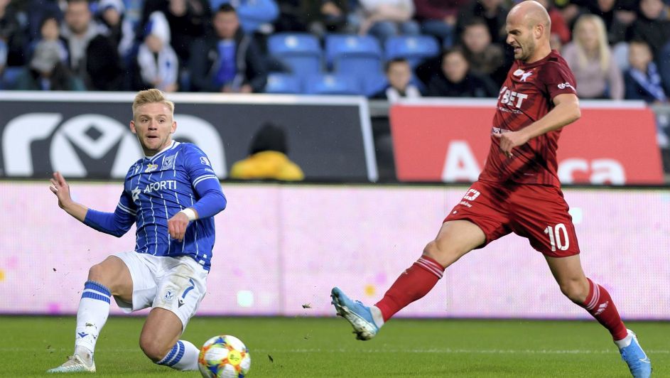 Kamil Jóźwiak (L) i Vullnet Basha (fot. PAP/Jakub Kaczmarczyk)