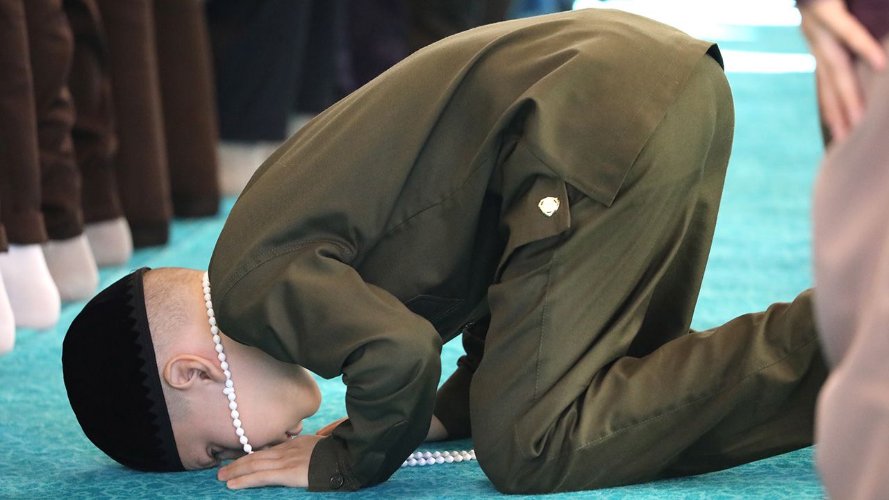 Uznano, że dzieci w szkole były narażone na radykalizację i mogły być rekrutowane przez radykalnych islamistów (fot. Yelena Afonina\TASS via Getty Images0 Uznano, że dzieci w szkole były narażone na radykalizację i mogły być rekrutowane przez radykalnych islamistów (fot. Yelena Afonina\TASS via Getty Images0