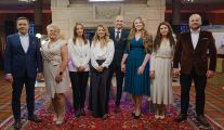 Uczestnicy 11. edycji programu „Rolnik szuka żony”: Wiktoria, Marcin, Agata, Rafał, Sebastian. Pośrodku znajduje się Marta Manowska, prowadząca show.