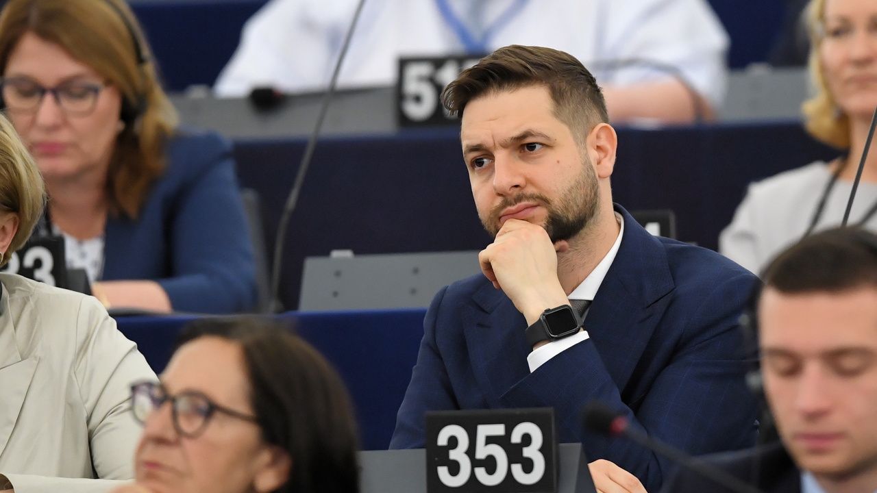 Eurodeputowany Patryk Jaki w Parlamencie Europejskim w Strasburgu (fot. PAP/Radek Pietruszka) Eurodeputowany Patryk Jaki w Parlamencie Europejskim w Strasburgu (fot. PAP/Radek Pietruszka)