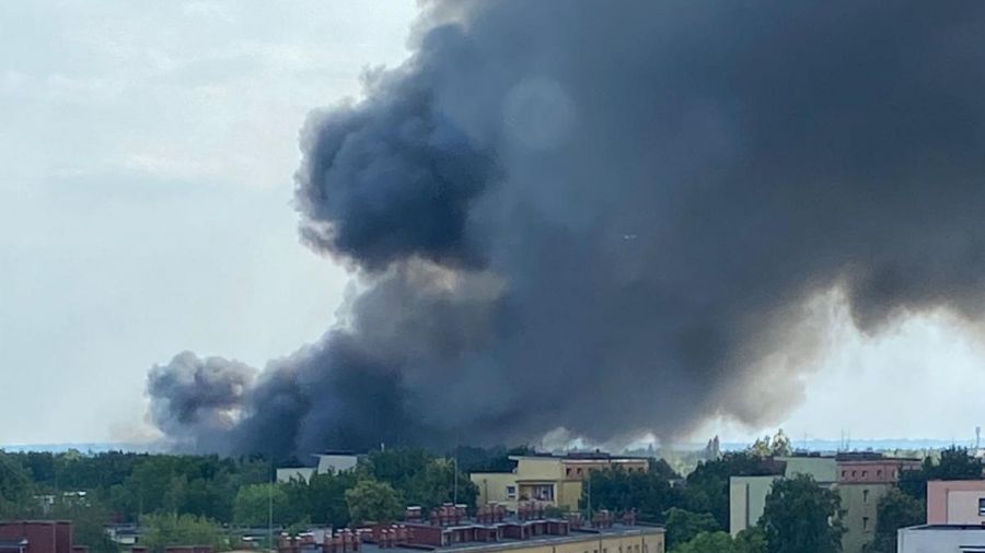 RCB ostrzega: pożar hali magazynowej, zachowaj 1 km odstępu i zostań w domu
