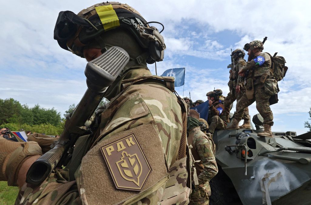 Здымак мае ілюстрацыйны характар. Прадстаўнікі Расейскага добраахвотніцкага корпуса (РДК) падчас брыфінгу каля мяжы з Расеяй на поўначы Украіны. 24 траўня 2023 года. (Фота: Madiyevskyy Vyacheslav / Ukrinform / Abaca Press / Forum)