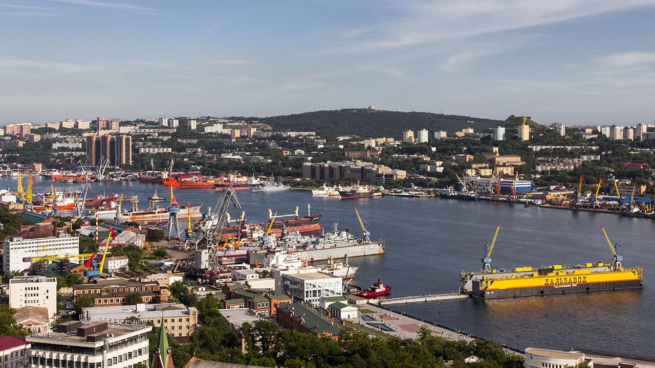 Port we Władywostoku stał się znów portem tranzytowym dla chińskiego handlu krajowego (fot. Dani Salvà/VWPics/Universal Images Group via Getty Images)