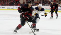 Teuvo Teravainen i Zemgus Girgensons (fot. Getty Images)