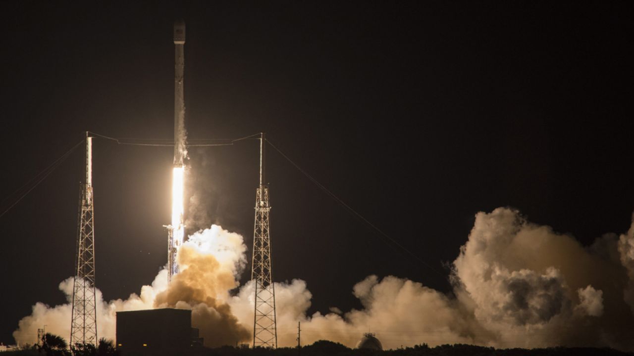 Rakieta wyniosła na orbitę satelitę komunikacyjnego (fot. PAP/EPA/SPACEX) Rakieta wyniosła na orbitę satelitę komunikacyjnego (fot. PAP/EPA/SPACEX)