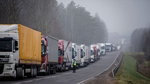 Чарга цяжкавікоў на мяжы Польшчы з Беларуссю. Фота: Белсат