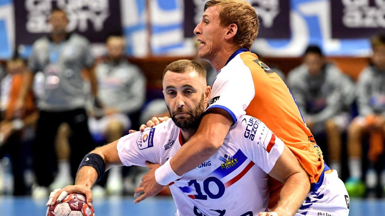 Aleksandr Baczko z Azotów i Olafur Andres Gudmundsson z Kristianstad (fot. PAP / Wojtek Jargiło)
