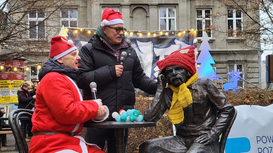 Wigilia ze Smoleniem 2024. Pomnika Bohdana Smolenia. Poznań (fot. arch. Stowarzyszenie Zostań Gwiazdą Kabaretu/Facebook)