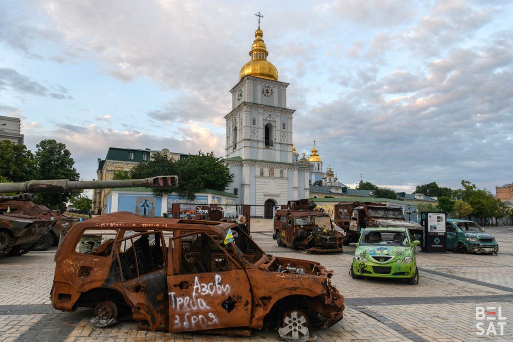 Спаленая расейская тэхніка і разбітыя грамадзянскія аўтамабілі на Міхайлаўскай плошчы ў Кіеве. На заднім плане – Міхайлаўскі Залатаверхі сабор. Кіеў, Украіна. 28 траўня 2024 года. (Фота: Уладзіслаў Максіменка / Белсат)