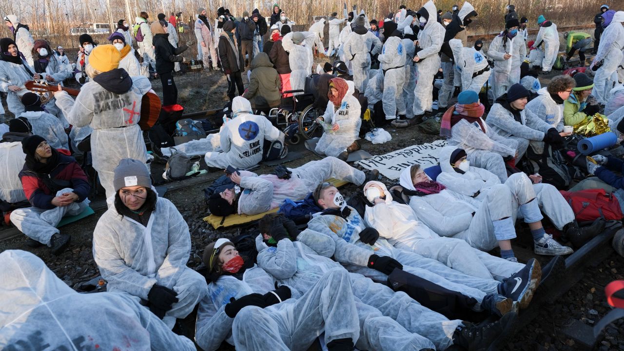 Ekolodzy zapowiadają, że akcja protestacyjna potrwa kilka dni (fot. Christian Mang/Reuters) Ekolodzy zapowiadają, że akcja protestacyjna potrwa kilka dni (fot. Christian Mang/Reuters)