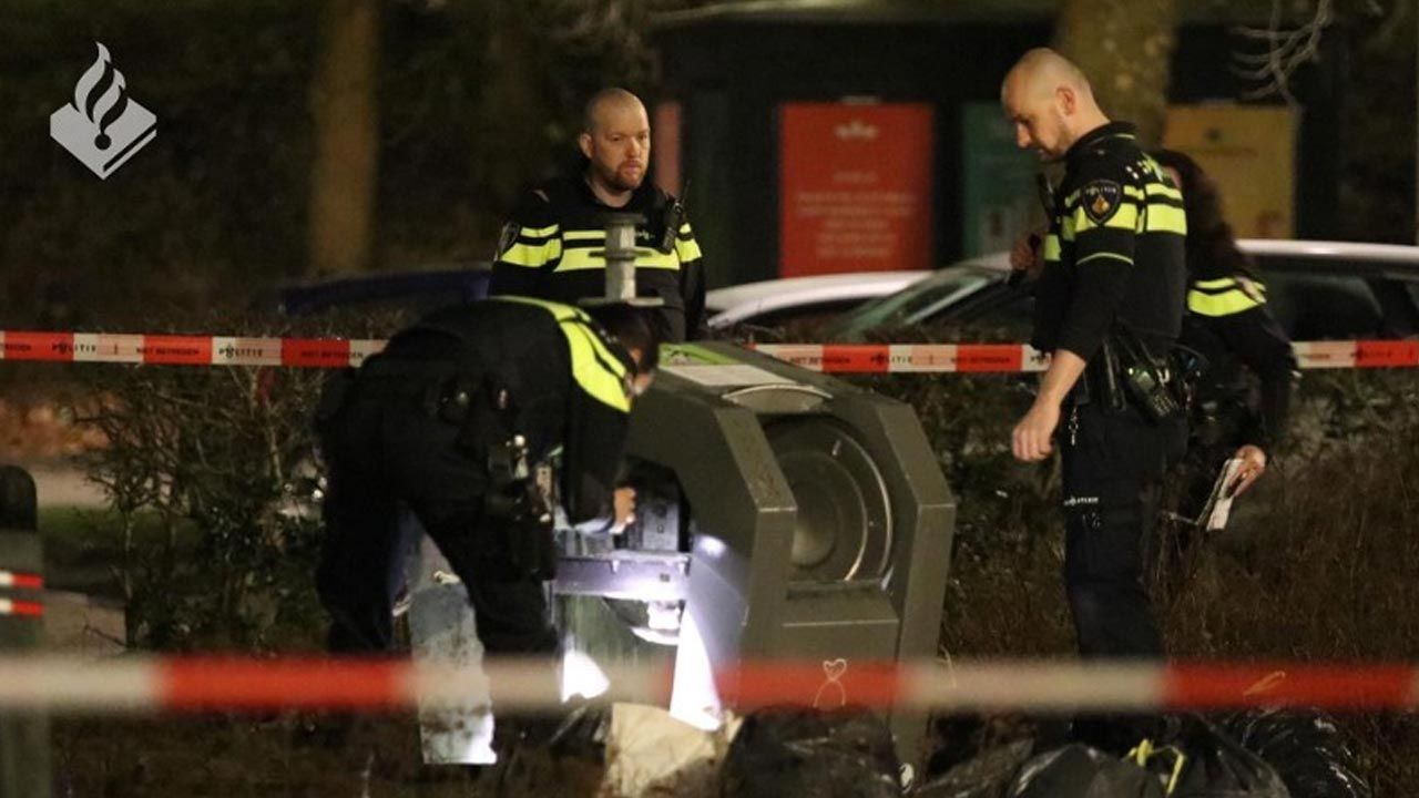 Amsterdam: dziecko w śmietniku (fot. Twitter/Politie Amsterdam eo) Amsterdam: dziecko w śmietniku (fot. Twitter/Politie Amsterdam eo)