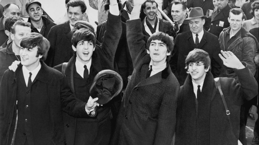 Zespół The Beatles wita fanów po przybyciu do Ameryki w lutym 1964 roku. Fot. fotograf nieznany/United Press International/Wikipedia