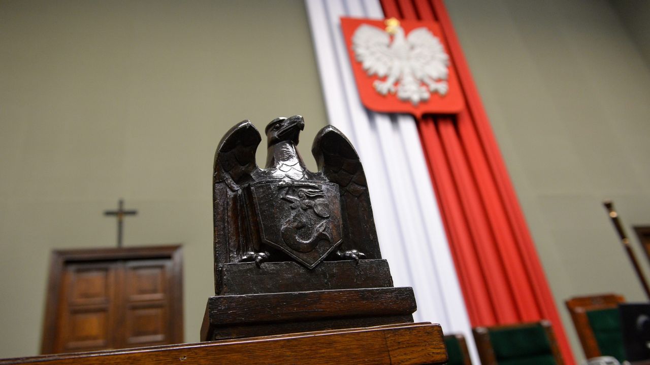 Widok na salę obrad w Sejmie i krzyż (fot. PAP/Marcin Obara)