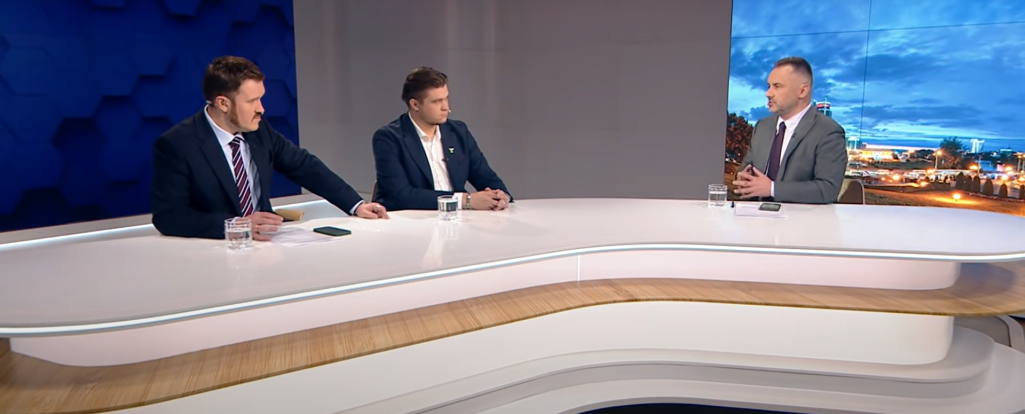 Сяргей Пеляса размаўляе са Змітром Міцкевічам і палітолагам, адмыслоўцам у галіне бяспекі Алесем Казаком. Скраншот відэа/Белсат