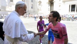 Simon Yates do zwycięstwa w wyścigu dołożył spotkanie z papieżem (fot. Getty Images)