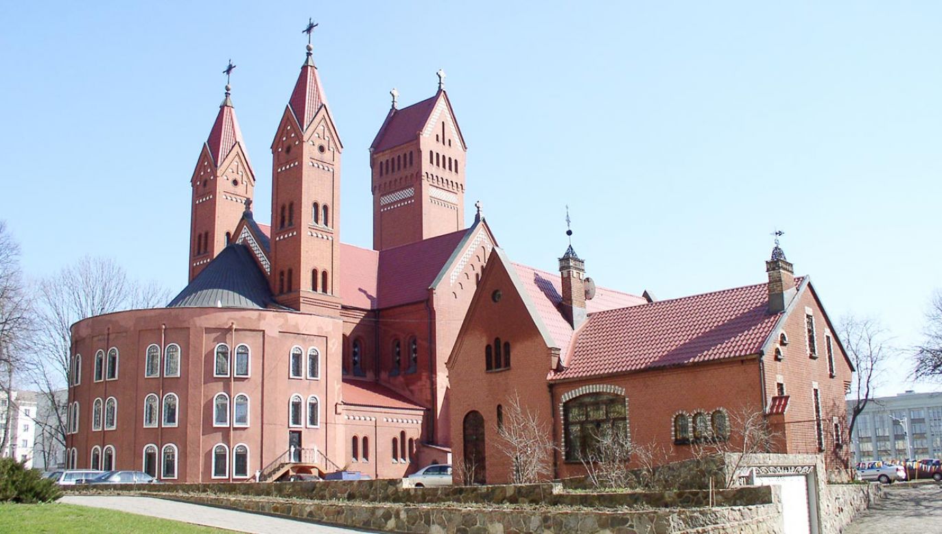 Czerwony Kościół stoi na centralnym placu białoruskiej stolicy (fot. wikipedia)
