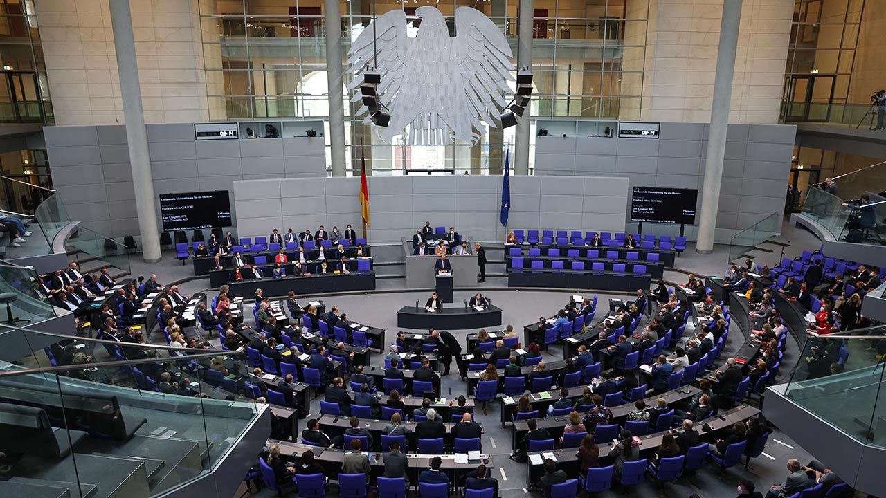 Bundestag odebrał byłemu kanclerzowi Gerhardowi Schroederowi niektóre z przywilejów (fot.  Sean Gallup/Getty Images)