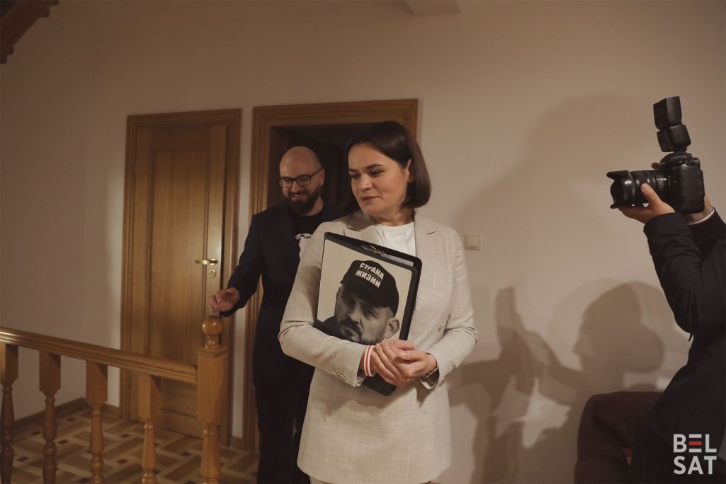 Святлана Ціханоўская і Алесь Лапко на адкрыцці Моладзевага хабу ў Варшаве, Польшча. 3 кастрычніка 2023 года. (Фота: Аліса Ганчар / Белсат)