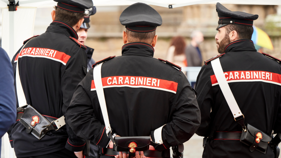 Karabinierzy odnaleźli skradzione obrazy (fot. Shutterstock)