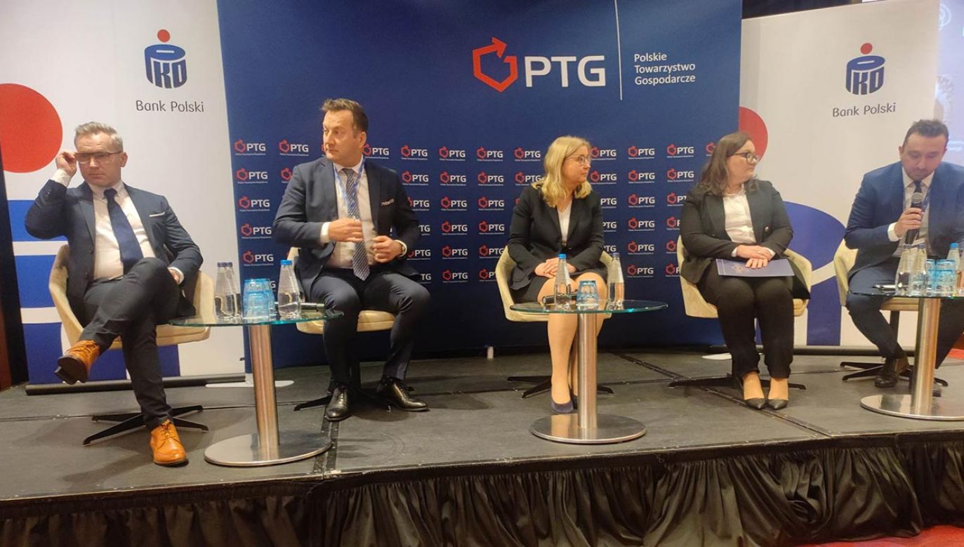 Konferencja poświęcona jest wolności gospodarczej i przyszłości złotówki (fot. portal tvp.info)