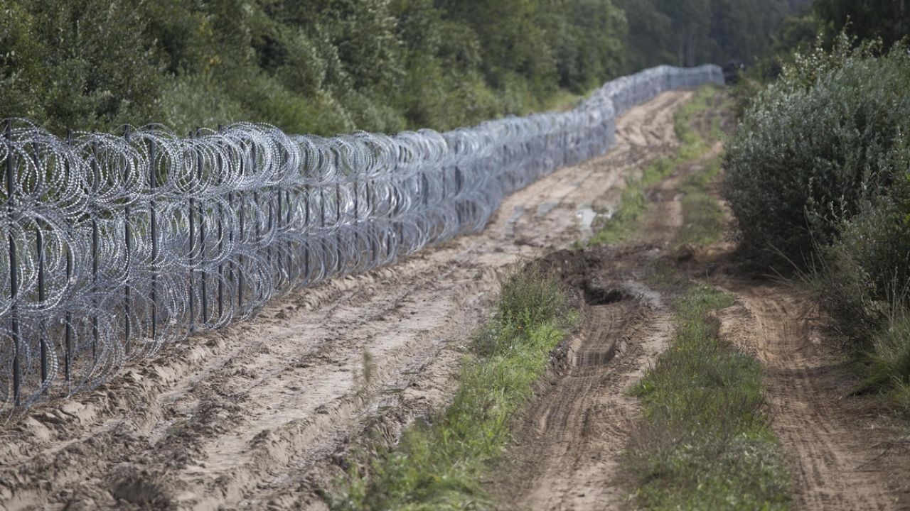 Estonia buduje ogrodzenie na granicy z Rosją (fot. Maciej Luczniewski/NurPhoto via Getty Images) Estonia buduje ogrodzenie na granicy z Rosją (fot. Maciej Luczniewski/NurPhoto via Getty Images)