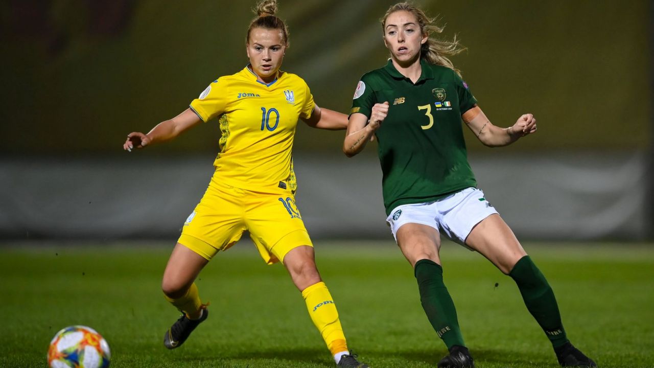 Nicole Kozlova faulowana podczas meczu z Węgierkami (fot. Getty Images)