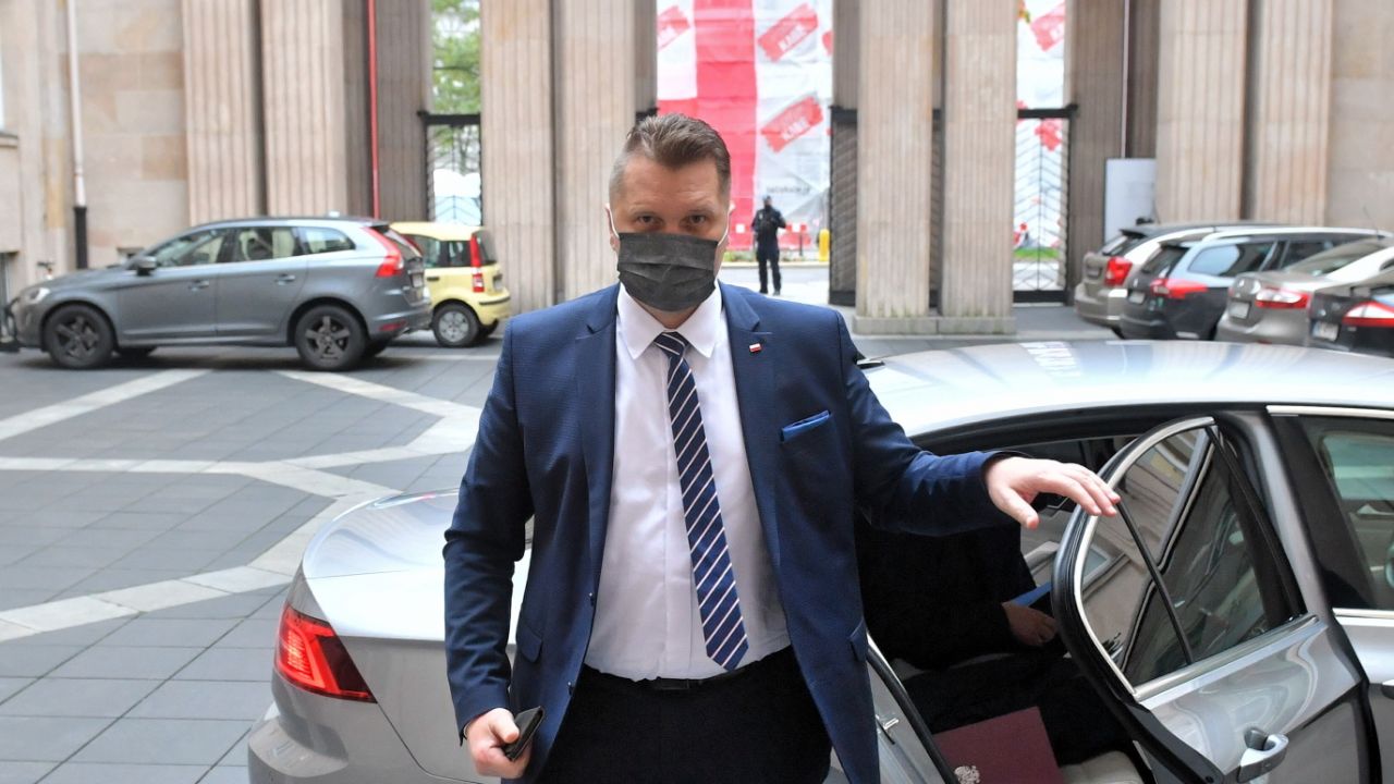 Przemysław Czarnek w siedzibie resortu w Warszawie (fot. PAP/Radek Pietruszka) Przemysław Czarnek w siedzibie resortu w Warszawie (fot. PAP/Radek Pietruszka)