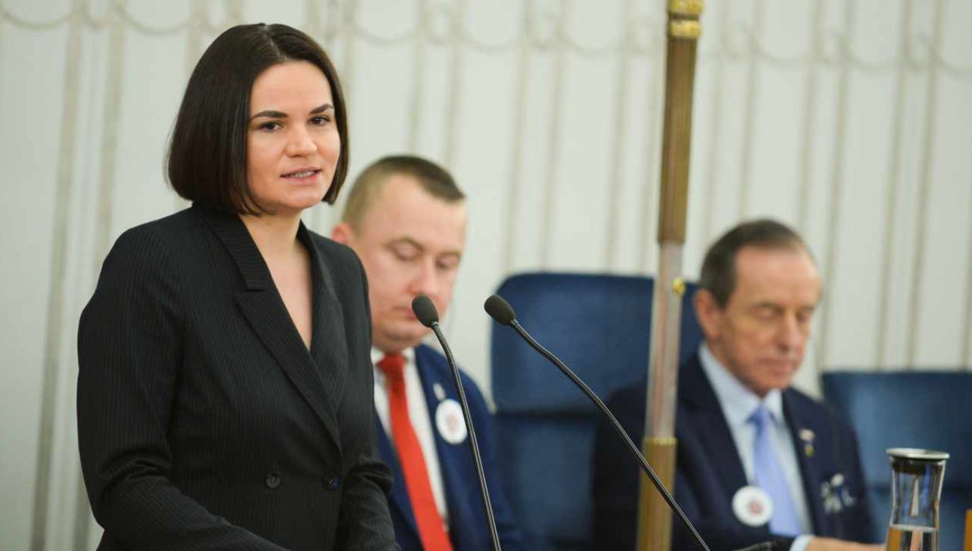 Liderka białoruskiej opozycji Swiatłana Cichanouska (L) na sali plenarnej podczas posiedzenia Senatu (fot. PAP/Marcin Obara)