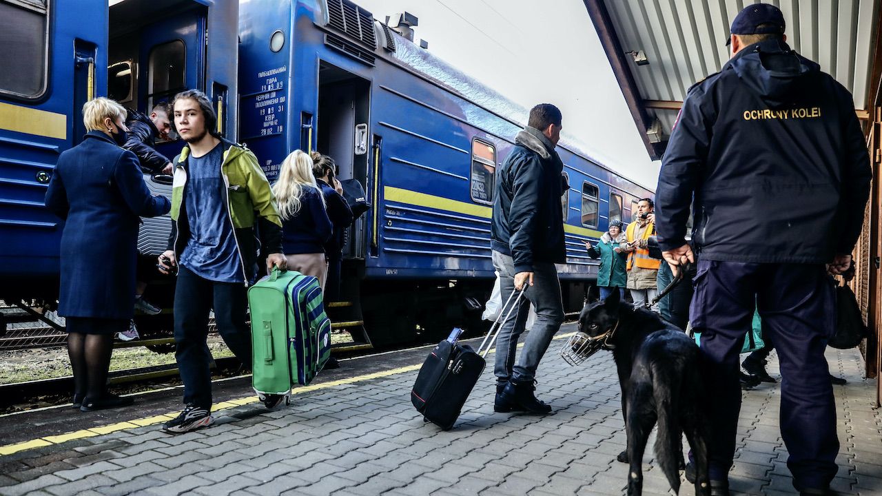 Hotnews: Refugiatii din Romania vor sa mearga in Polonia si Cehia