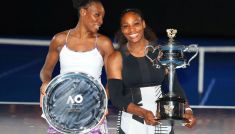 Venus (z lewej) i Serena Williams z pucharami (fot. Getty Images)