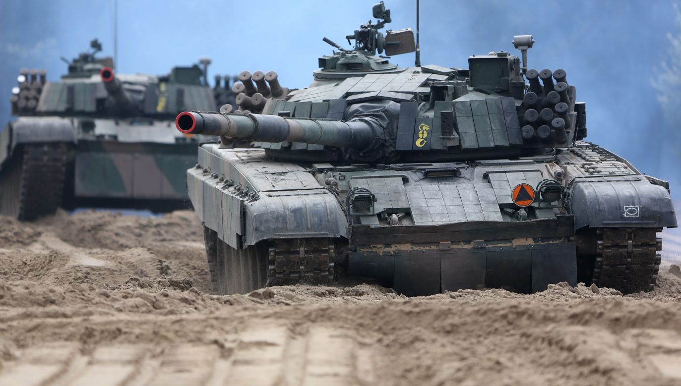 Танк ПТ-91 «Твердий» під час демонстрації бронетанкових сил 1-ї бронетанкової бригади у Веселій біля Варшави. Фото: PAP/Leszek Szymański